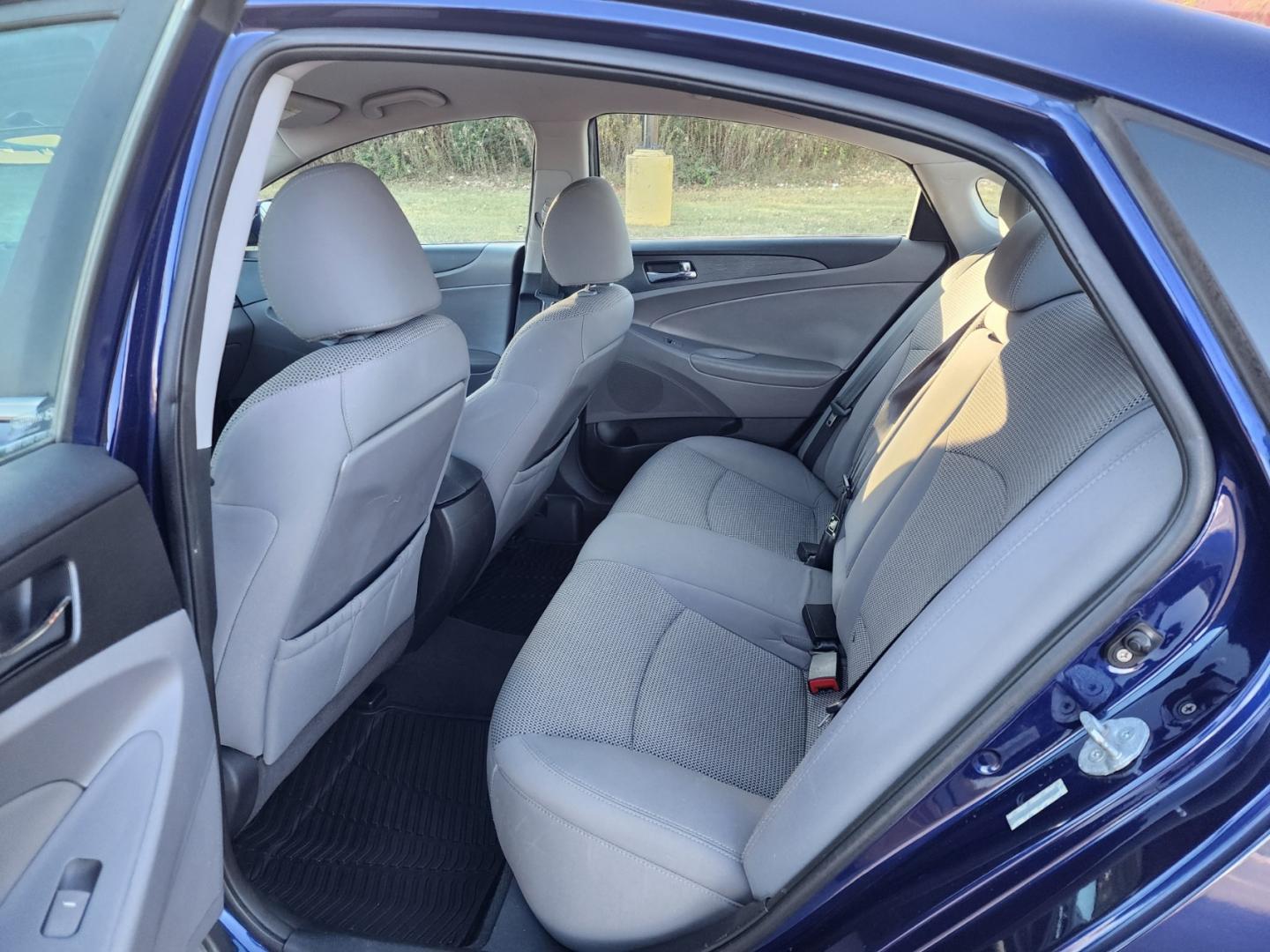 2011 Blue /Gray Hyundai Sonata GLS Auto (5NPEB4AC6BH) with an 2.4L L4 DOHC 16V engine, 5-Speed Automatic transmission, located at 1221 Madison St., Shelbyville, TN, 37160, (931) 680-9439, 0.000000, 0.000000 - Photo#3